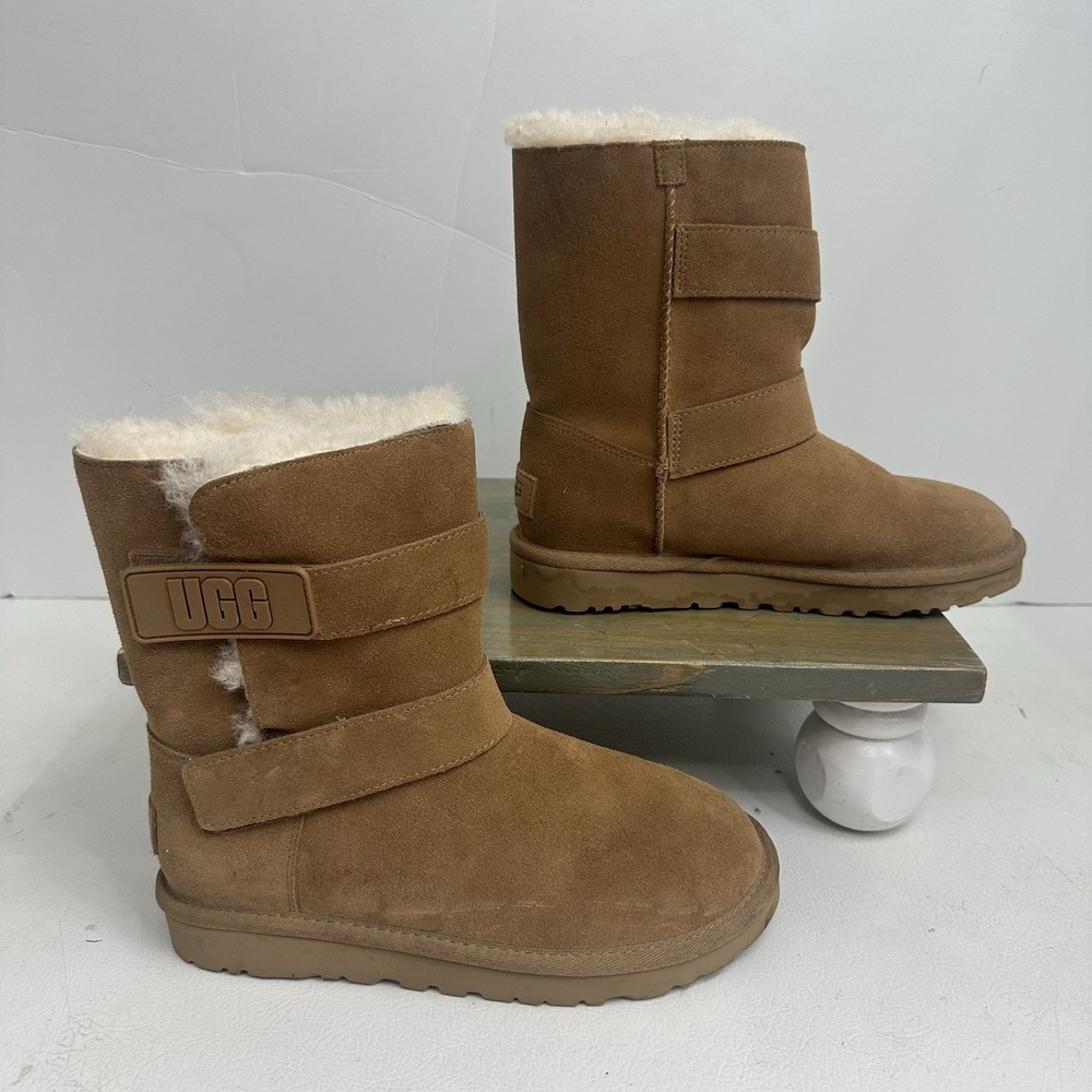 UGG Women's / Big Girls Size 6 Bailey Graphic Logo Strap Boots, Chestnut Brown‎